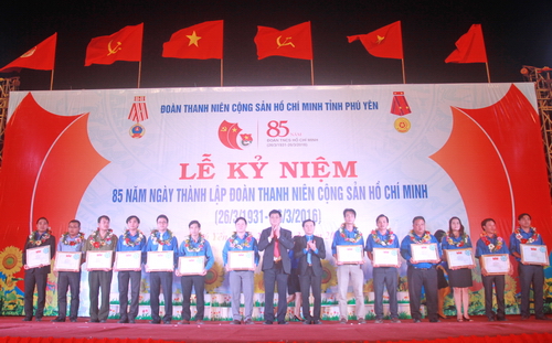 Lãnh đạo tỉnh và Tỉnh đoàn trao bằng khen cho cá nhân là thanh niên có thành tích xuất sắc, tiêu biểu trong việc học tập và làm theo tấm gương đạo đức Hồ Chí Minh.